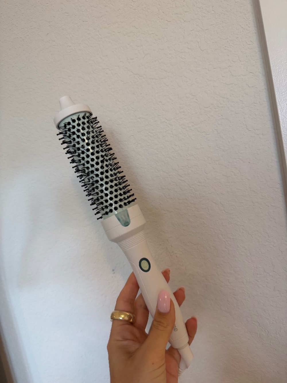 Mane It’s Giving Body Hot Round Brush White Hair Styling Tool